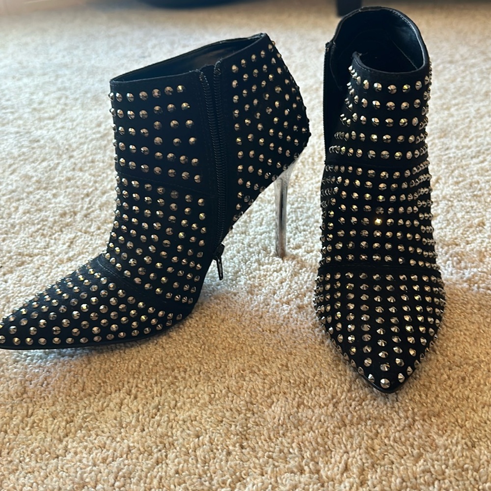 New Steve Madden silver studded gorgeous heeled booties